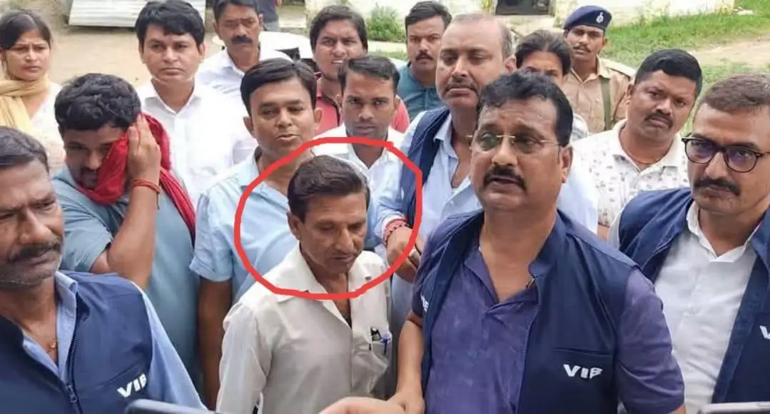 15 हजार की रिश्वत लेते रंगेहाथ दबोचे गए पंचायत सचिव शंकर प्रसाद