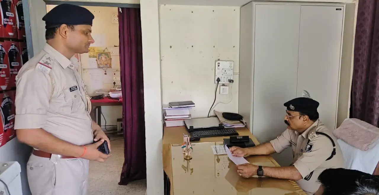 निरीक्षण के दौरान आवश्यक दिशा-निर्देश देते हुए पुलिस अधीक्षक राजेश कुमार