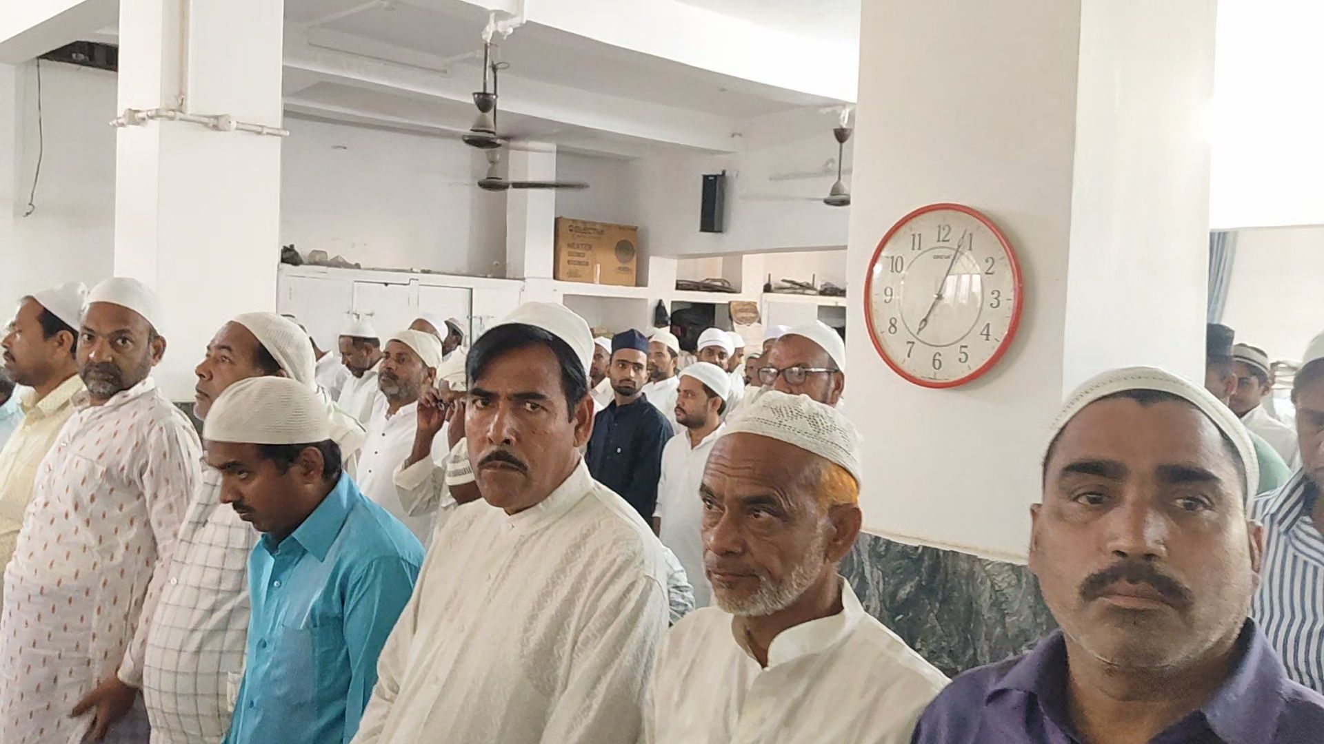 हकीकत और सिद्धार्थ के साथ अदमस्जिदों और ईदगाहों में नमाज अदा करने के लिए लोगों की भारी भीड़ उमड़
