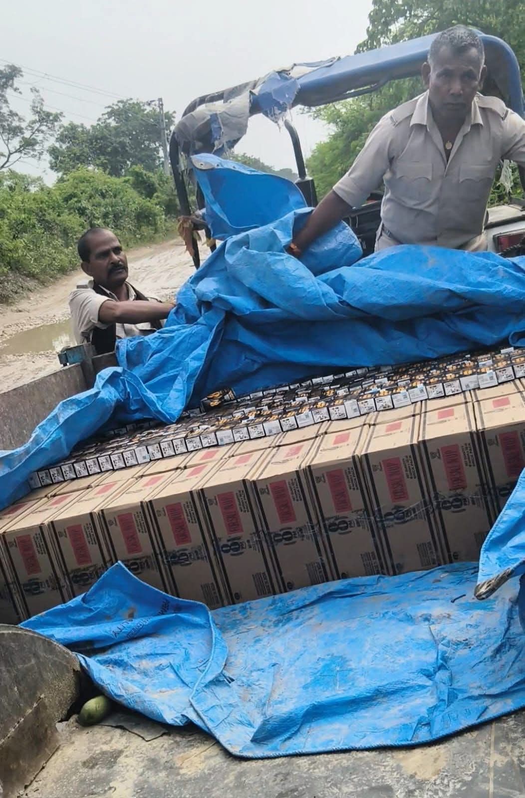 यूपी-बिहार सीमा पर शराब तस्करों के खिलाफ बड़ी कार्रवाई, 547 लीटर से अधिक विदेशी शराब बरामद