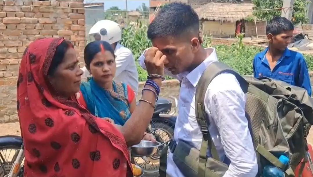 टिका लगाकर प्रशिक्षण के लिए आशीर्वाद लेते हुए पप्पू यादव