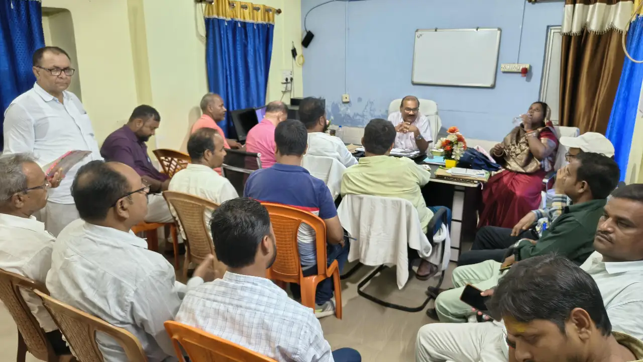 ठकराहा में पंचायत समिति की बैठक, अन्य योजनाओं पर उठे सवाल