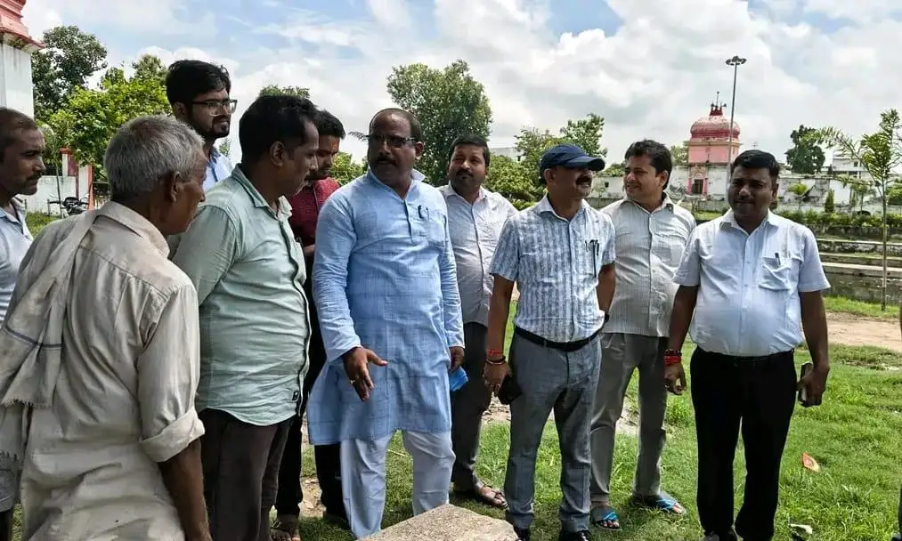 श्रावण मास को लेकर बगहा पक्की बावली मंदिर का निरीक्षण, सफाई व श्रद्धालुओं की सुविधाओं पर दिया गया जोर।
