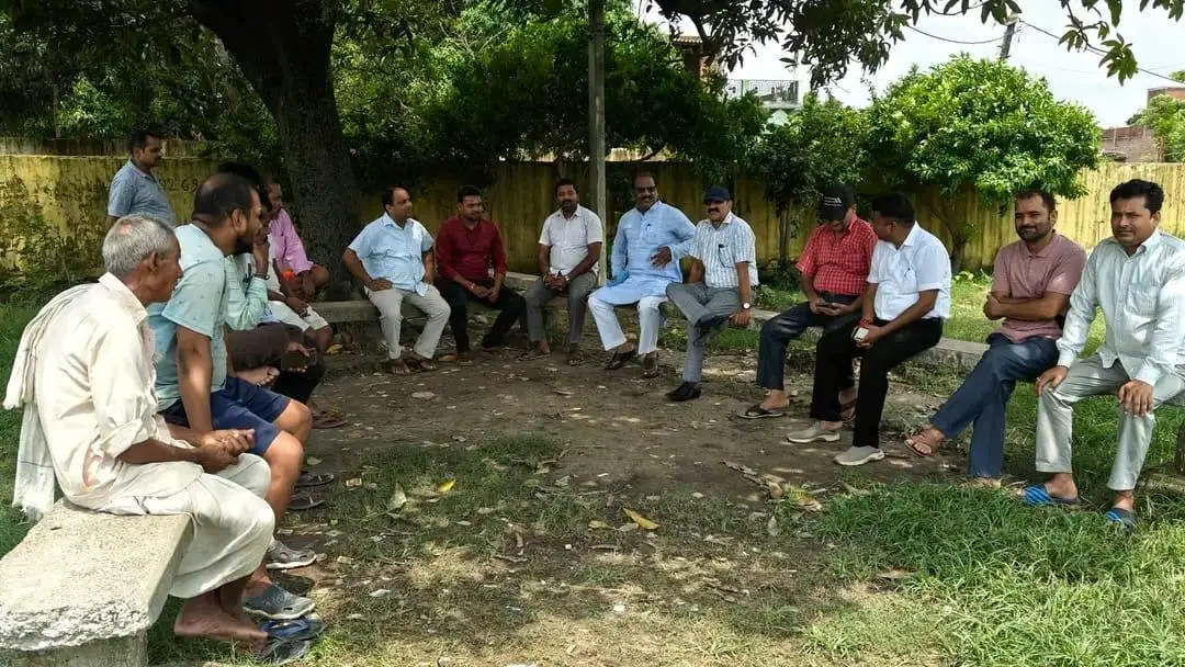 सफाई को लेकर विचार-विमर्श करते हुए कमिटी सदस्य।