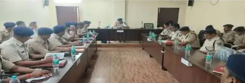 बगहा पुलिस की मासिक अपराध गोष्ठी में एसपी ने दिए सख्त निर्देश, लंबित कांडों के त्वरित निष्पादन व कानून-व्यवस्था सुदृढ़ करने पर जोर