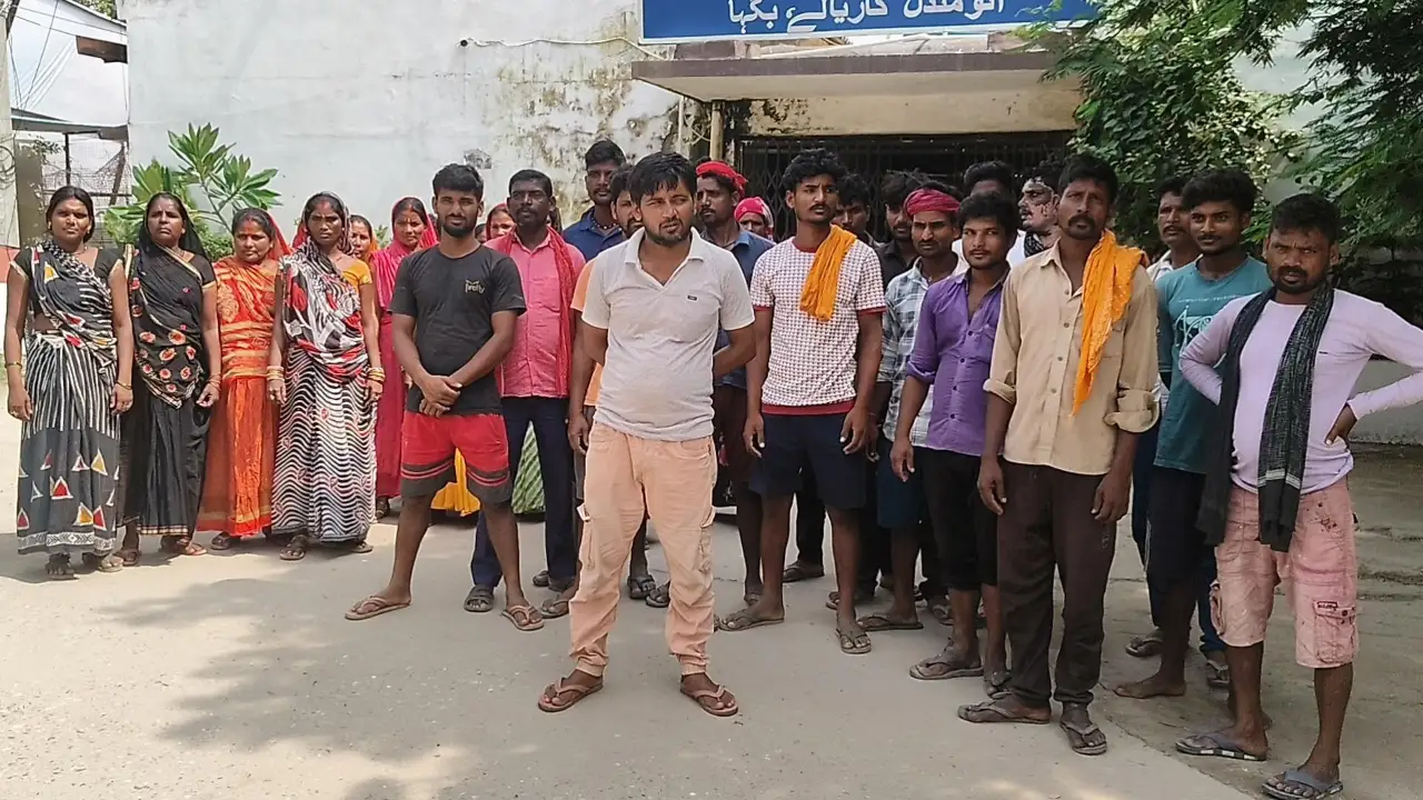 बगहा में सफाई कर्मियों का काम ठप, सुरक्षा उपकरण और बढ़ी मजदूरी की मांग को लेकर प्रदर्शन