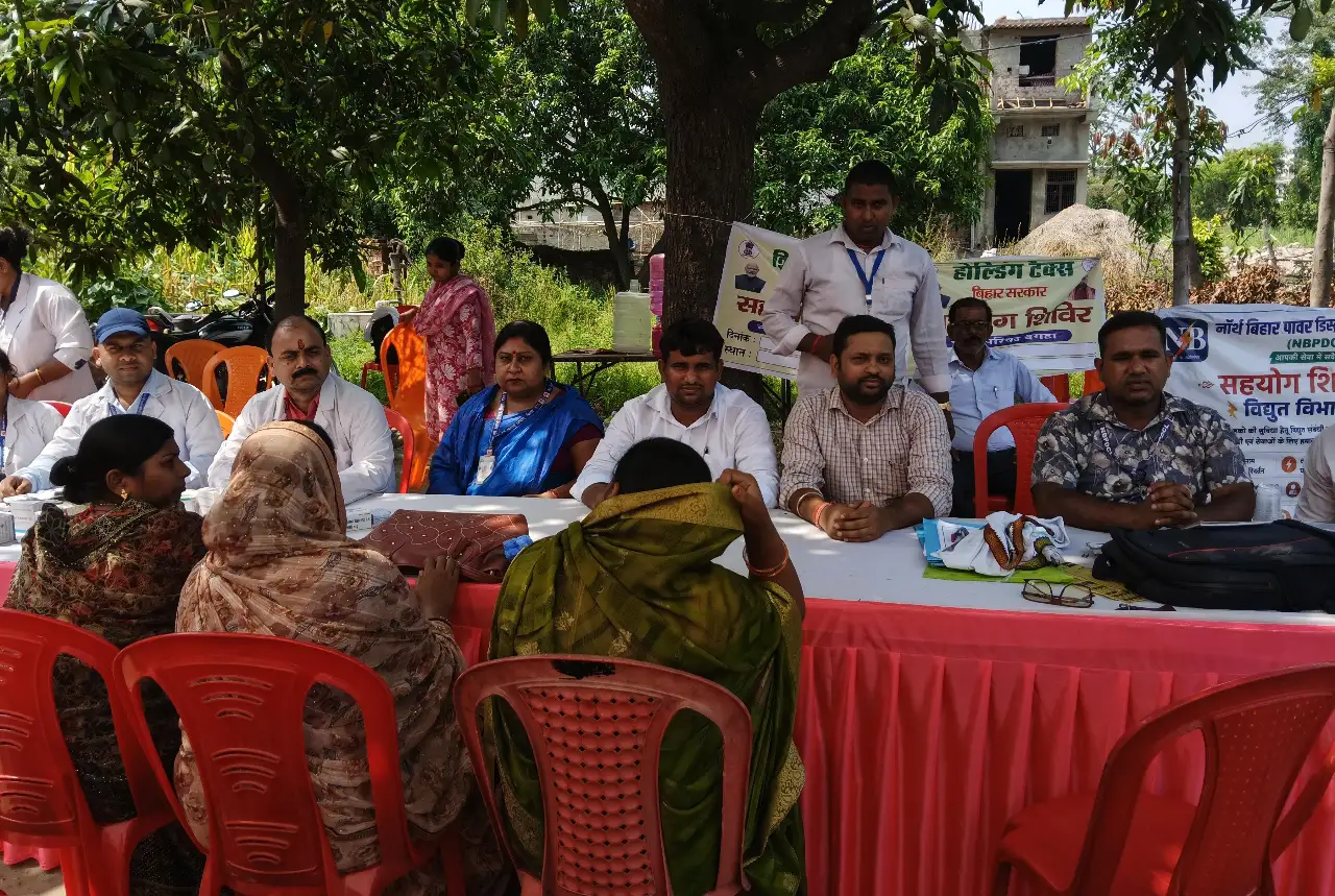 शिविर में सभी विभाग के अधिकारी एक साथ समस्या का समाधान करते हुए