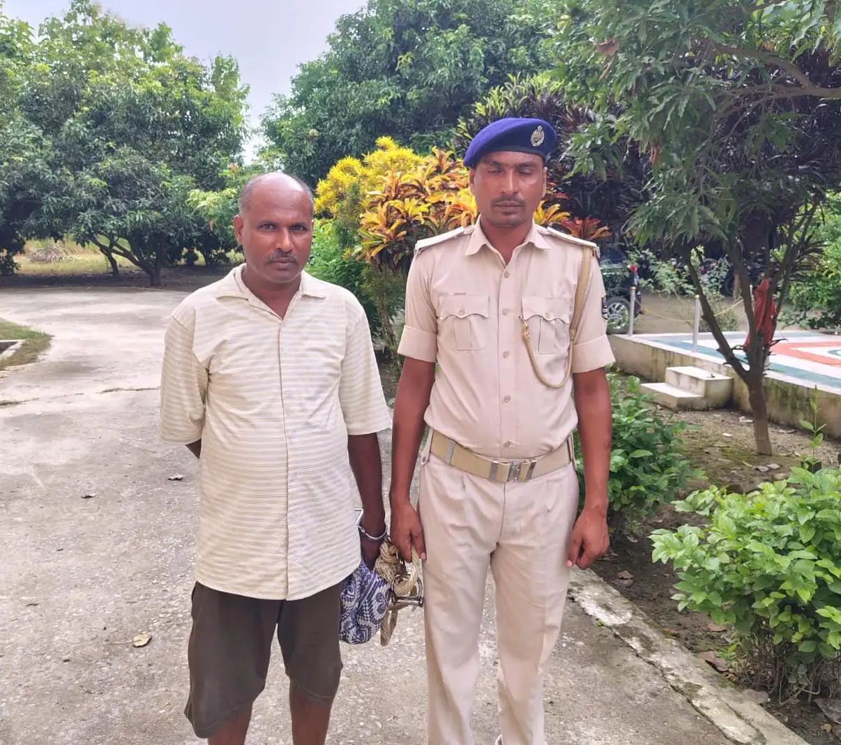 भितहा में 400 एमएल देशी शराब के साथ एक गिरफ्तार, न्यायिक हिरासत में भेजा गया।
