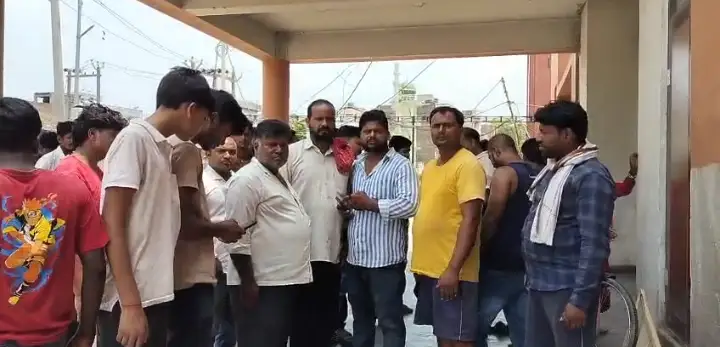 शादी से लौट रहे 3 युवकों को अज्ञात वाहन ने रौंदा,2 की मौत 1 की स्थिति नाजुक