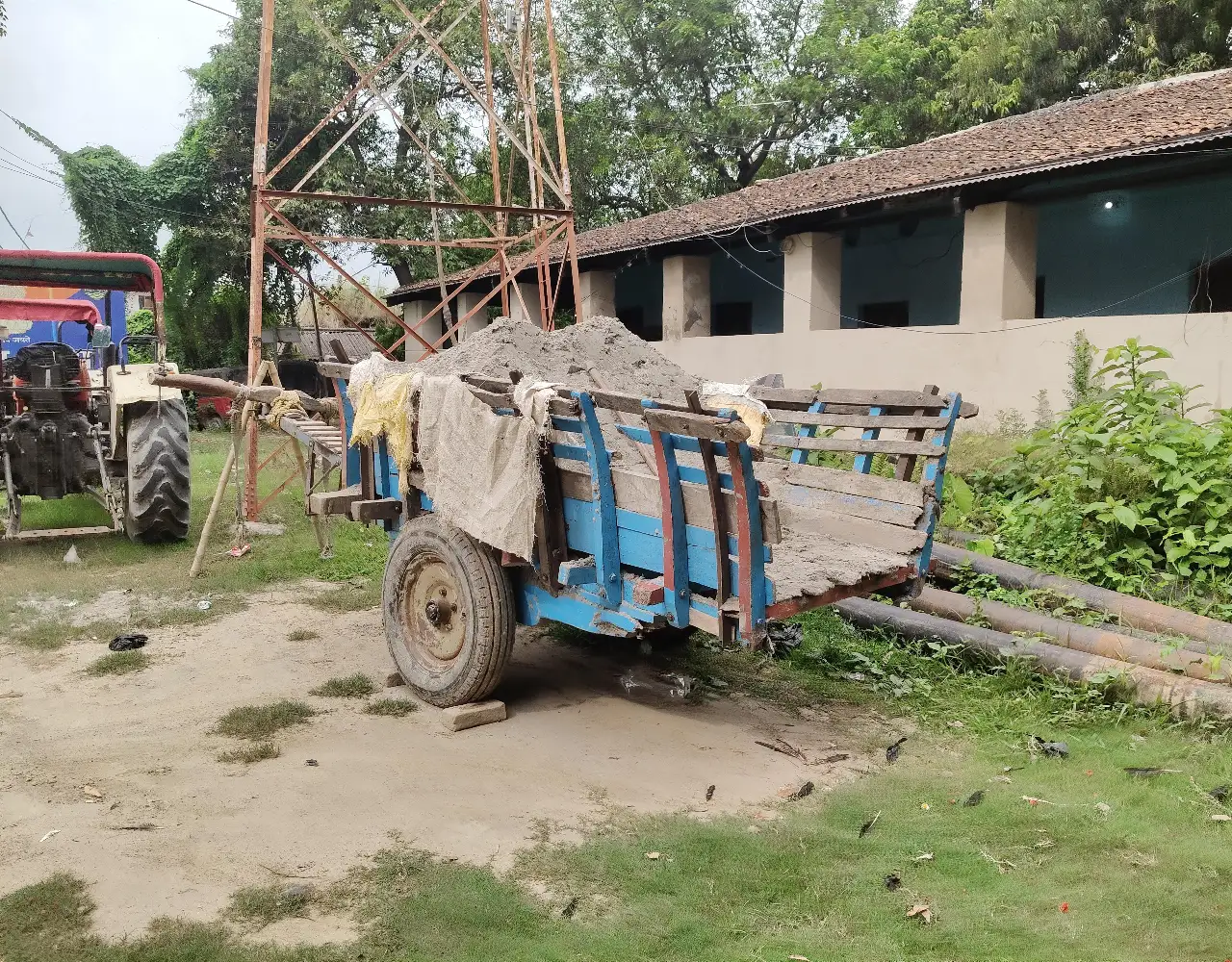प्रतिबंध के बावजूद गंडक नदी से अवैध बालू खनन जारी, कार्रवाई में बैलगाड़ी जब्त