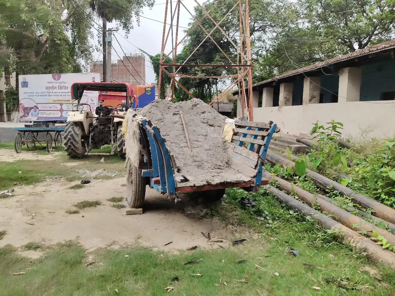 थाना परिसर में बालू लदी बैल गाड़ी जप्त