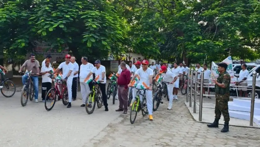 बगहा पुलिस एवं 65वीं एसएसबी ने निकाली भव्य तिरंगा यात्रा